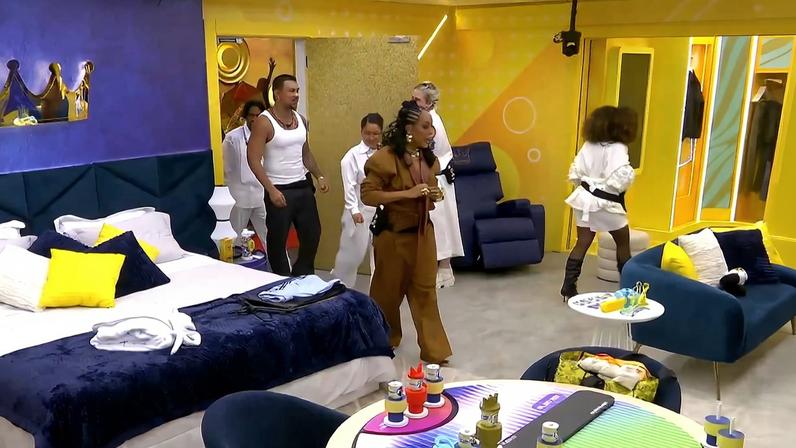 Negra Li, Xamã e Alana Cabral fazem tour pela casa do reality