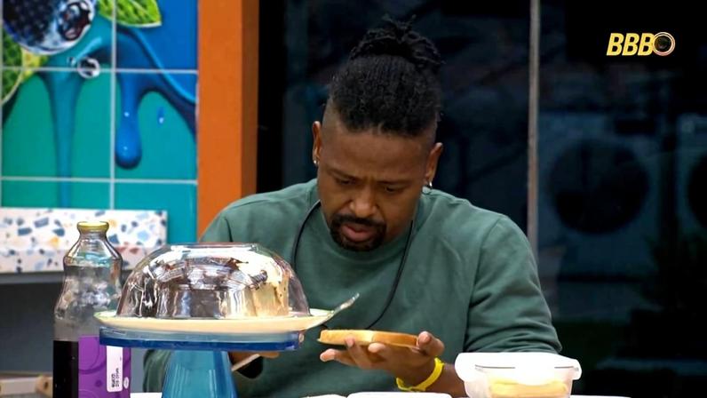 Leandro Boneco se alimenta na cozinha do VIP do BBB 26
