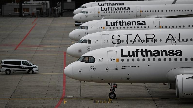 Aviões da Lufthansa no aeroporto de Frankfurt, na Alemanha