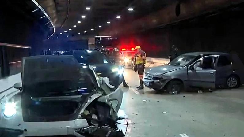 Porsche e Palio envolvidos em acidente ocorrido dentro do túnel Ayrton Senna, na zona sul de São Paulo