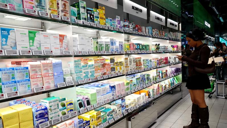 Uma mulher faz compras em uma loja da Olive Young em Seul, Coreia do Sul