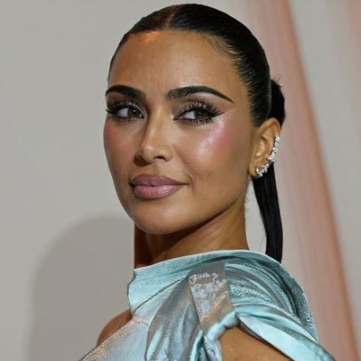 Kim Kardashian e Lewis Hamilton são flagrados disfarçados em show no Coachella