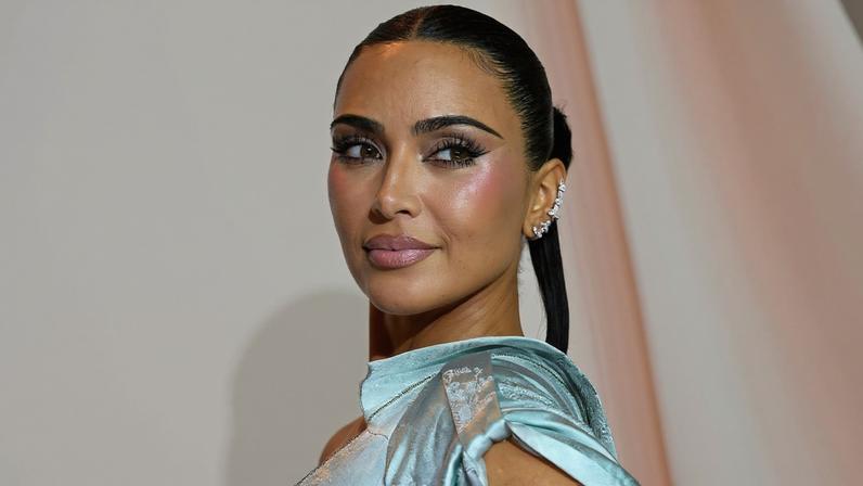 Kim Kardashian (esq.) e Lewis Hamilton (dir.).