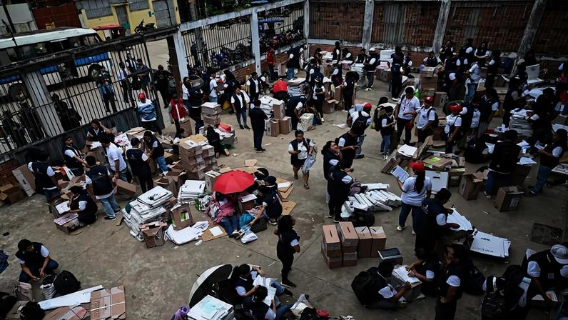 Autoridades do Escritório Nacional de Processos Eleitorais do Peru inspecionam materiais da votação durante o segundo dia de pleito, em Pucallpa