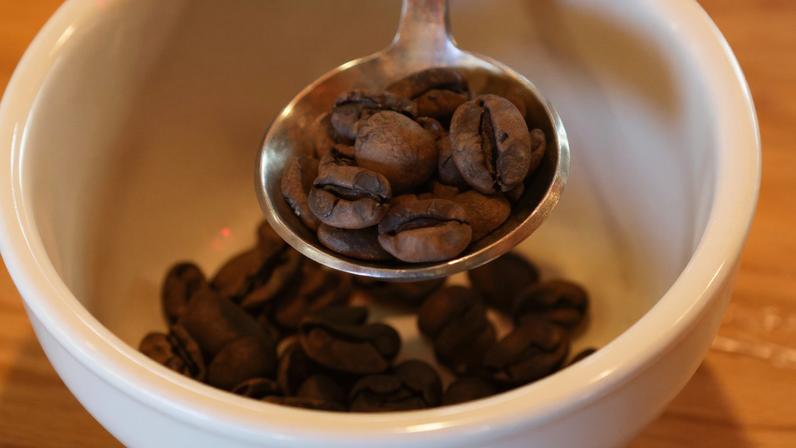 Grãos de café torrados, durante amostragem de café, no município de Juayúa, no departamento de Sonsonate, El Salvador.