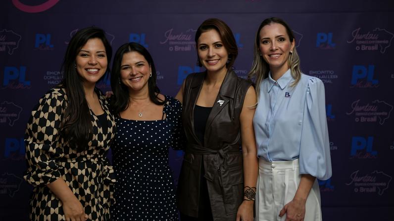 Valdemar Costa Neto, presidente do Partido Liberal, com Priscila Costa e Michelle Bolsonaro, vice-presidente e presidente do PL Mulher no lançamento do livro "Edificando a Nação: Sobre Bases e Valores" em Brasília