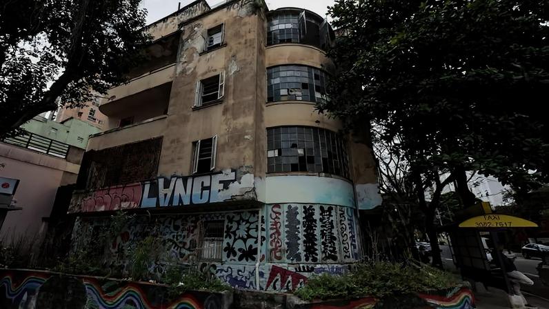 O prédio em 2006, quando a ocupação começou; proprietários acusaram a construtora de incentivar a entrada dos sem-teto