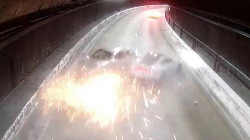 Momento da colisão entre Porsche e Fiat Palio dentro do túnel Ayrton Senna, na zona sul de São Paulo