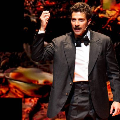Chay Suede desconstrói imagem em peça dirigida por Hirsch