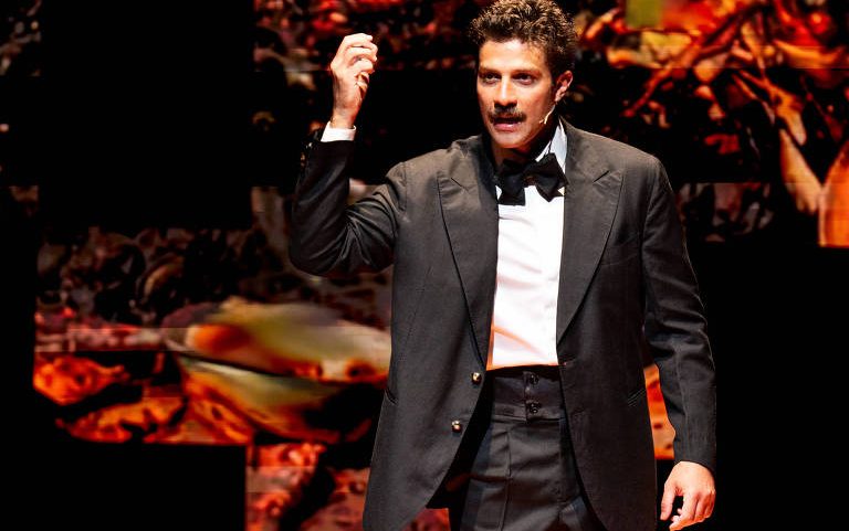Chay Suede em monólogo escrito por Caetano W. Galindo e dirigido por Felipe Hirsch - Flavia Canavarro / Divulgação