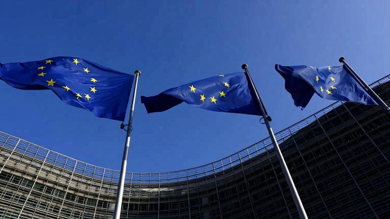 Bandeiras da União Europeia na sede da Comissão Europeia, em Bruxelas