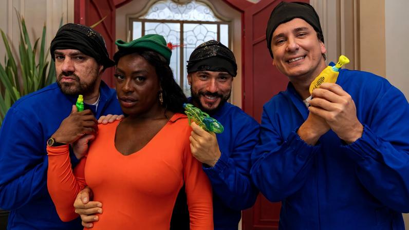 Phellyx, vestido de Robin Luce, com Marcelo Adnet, Ed Gama e Rafa Portugal em 'Dez Graças', paródia de 'Três Graças'