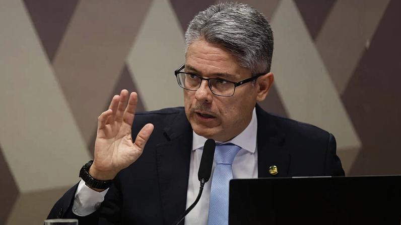 O senador Alessandro Vieira (MDB-SE) durante a leitura do relatório final da CPI do Crime Organizado, no Senado Federal