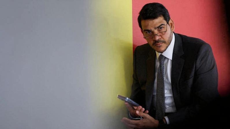 O advogado-geral da União, Jorge Messias, antes de uma reunião ministerial no Palácio do Planalto, em Brasília