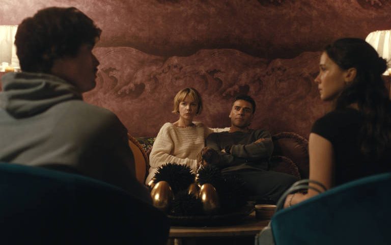 Charles Melton é Austin Davis, Carey Mulligan é Lindsay Crane-Martin, Oscar Isaac é Josh Martin e Cailee Spaeny é Ashley Miller em 'Treta'