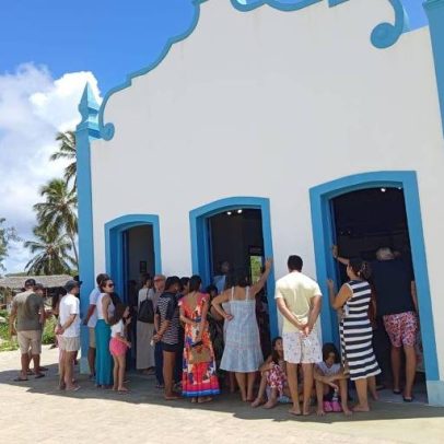 Capela histórica é removida para remontagem longe do mar após erosão no SE