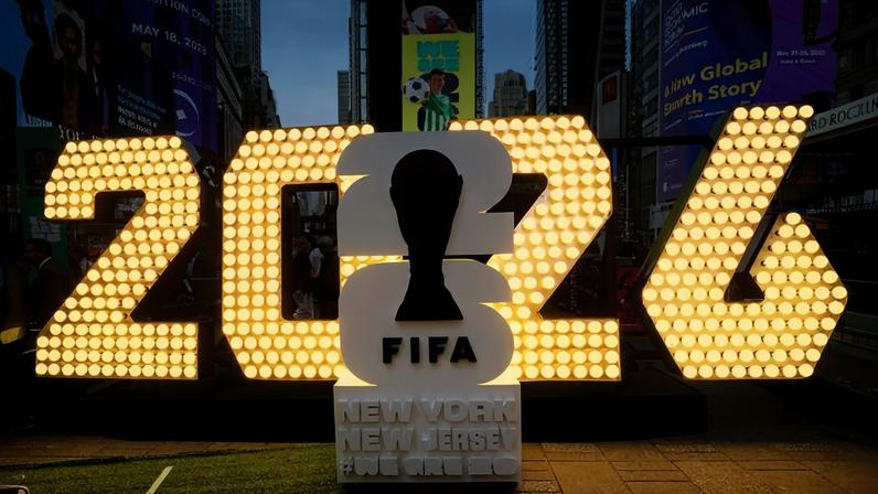 Logo da Copa do Mundo é exibido na região da Times Square, em Nova York