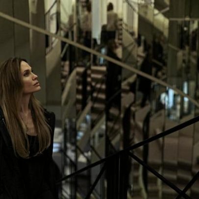 Angelina Jolie interpreta cineasta em Vidas Entrelaçadas, estreia nos cinemas