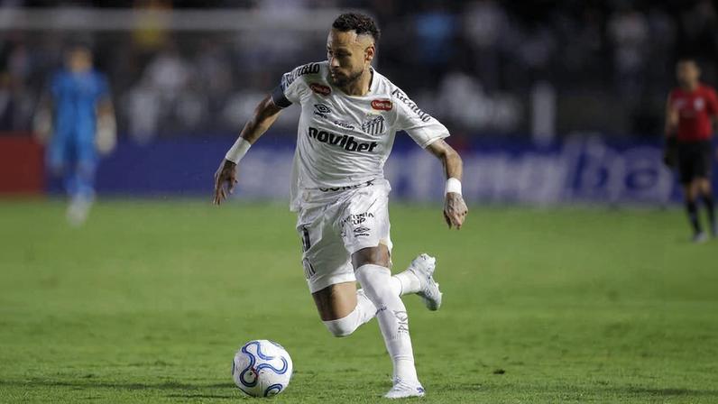 Neymar em ação no mais recente jogo do Santos, um empate com os reservas do frágil Recoleta; no apito final, cobrado, discutiu com torcedores