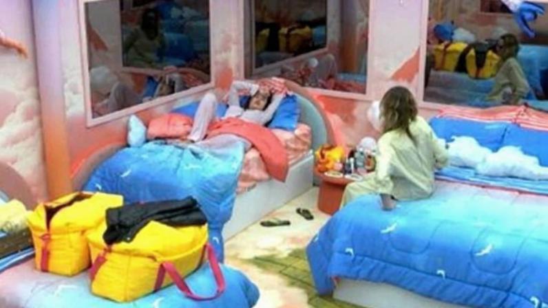 Ana Paula e Jordana conversam no quarto Sonho de Voar