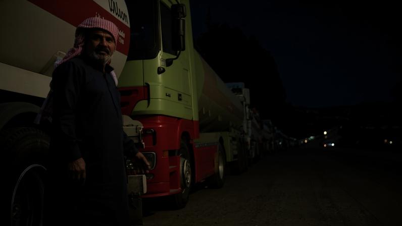 Fila de caminhões-tanque ao longo de estrada na Síria, como reflexo do bloqueio do estreito de Ormuz