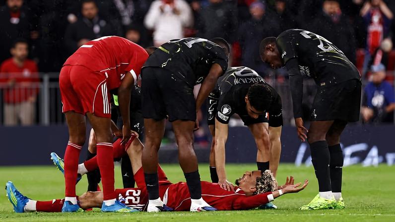 Hugo Ekitiké (deitado no chão) após se lesionar durante duelo contra o PSG