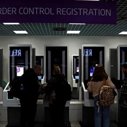 Aeroportos da UE alertam que novo controle de passaporte causa atrasos de até 3 horas
