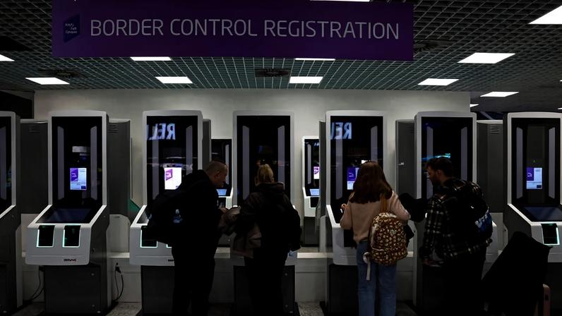Passageiros utilizam um terminal automatizado para se registrar no chamado EES no aeroporto de Praga, na República Tcheca