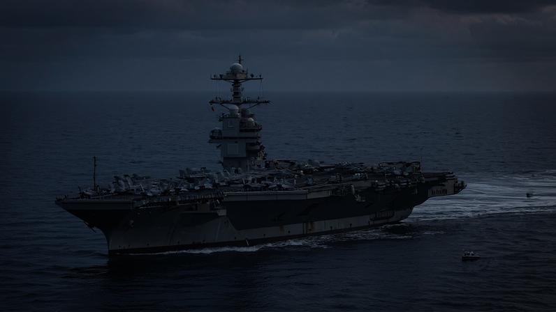 O USS Gerald Ford chega para reparos na Grécia, após incêndio durante operação no mar Vermelho