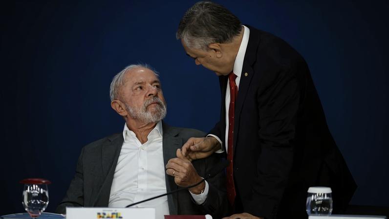 O ministro das Relações Institucionais, José Guimarães, fala com o presidente Lula no Palácio do Planalto
