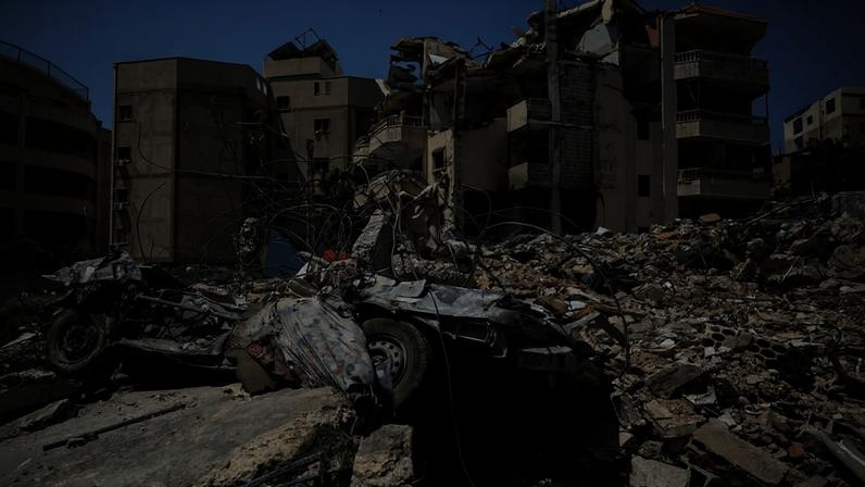 Prédios destruídos por ataques de Israel próximo ao hospital Hiram, em Tiro, no sul do Líbano