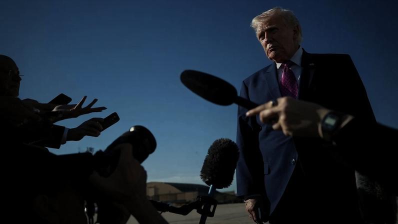 O presidente dos Estados Unidos, Donald Trump, fala com repórteres antes de entrar no avião presidencial Air Force One