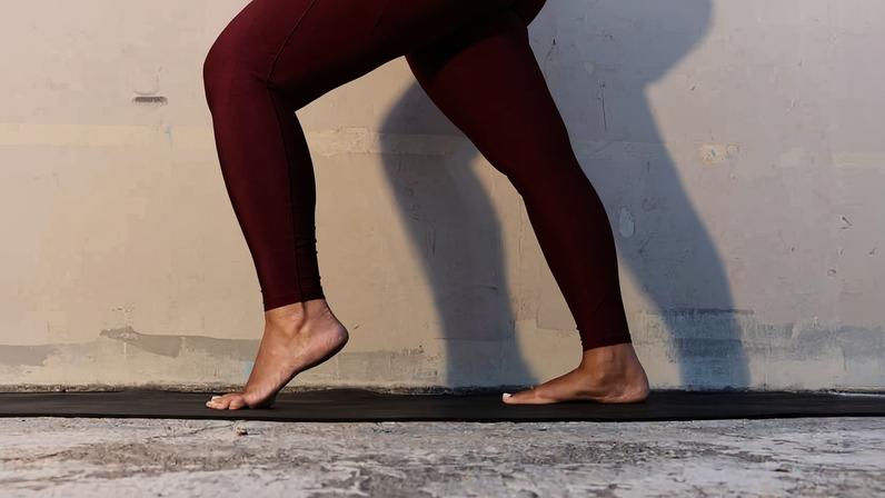 Mulher alonga o pé, um dos exercícios recomendados para tratar a fascite plantar