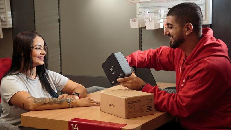 Claro vence na categoria melhor TV por assinatura entre moradores das classes A e B de São Paulo; atendente da Claro demonstra serviços de streaming da empresa em loja no MorumbiShopping, zona sul da capital