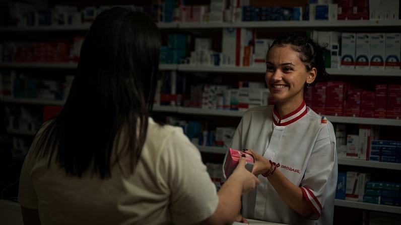 Atendimento na Drogasil no MorumbiShopping, zona sul da capital; Drogasil (34%) e Drogaria São Paulo (31%) dividem liderança na categoria melhor farmácia da capital de 2026