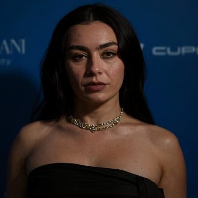 Charli XCX anuncia álbum de rock e declara fim da pista de dança