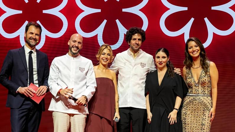 Premiação do Guia Michelin 2026. Da esq. para a dir.: Gwendal Poullennec, diretor internacional da publicação; Luiz Filipe Souza, chef do Evvai, Bianca Mirabili, chef confeiteira do Evvai; Ivan Ralston, chef do Tuju; Katherina Cordás, pesquisadora do Tuju; e Nathalia Dill, apresentadora da cerimônia - Divulgação