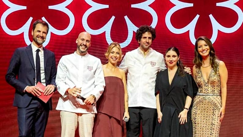 Premiação do Guia Michelin 2026. Da esq. para a dir.: Gwendal Poullennec, diretor internacional da publicação; Luiz Filipe Souza, chef do Evvai, Bianca Mirabili, chef confeiteira do Evvai; Ivan Ralston, chef do Tuju; Katherina Cordás, pesquisadora do Tuju; e Nathalia Dill, apresentadora da cerimônia