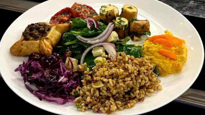 Prato de saladas do bufê do restaurante Celeiro, no Leblon