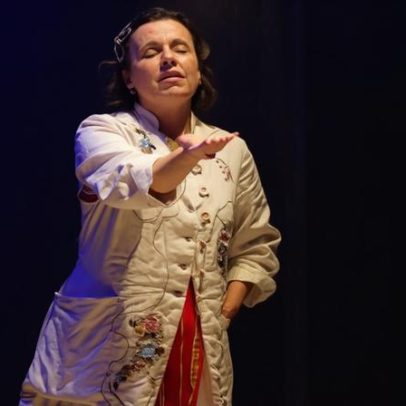 Marcella Muniz transforma luto em ritual de cura em monólogo delicado