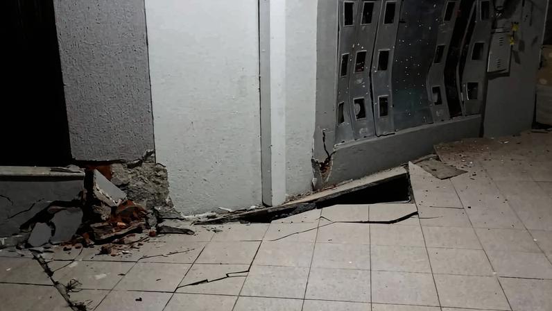 Piso do térreo cedeu e abriu desnível em área comum do prédio após afundamento da estrutura em Itajaí (SC)