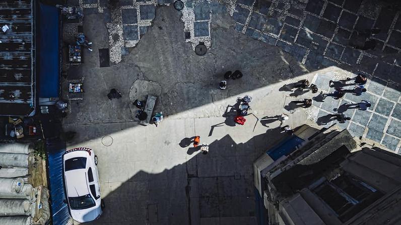 Imagem de drone da esquina nas ruas José Bonifácio (já com o novo calçamento), com a rua São Bento e praça Ouvidor Pacheco e Silva, ambas com o calçamento ainda antigo, com pedras portuguesas