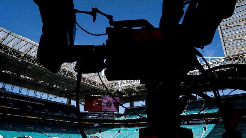 Câmera de TV posicionada no gramado do Hard Rock Stadium, em Miami