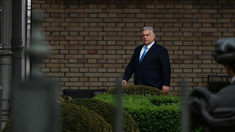 O primeiro-ministro cessante da Hungria, Viktor Orbán, ao chegar ao palácio presidencial, em Budapeste