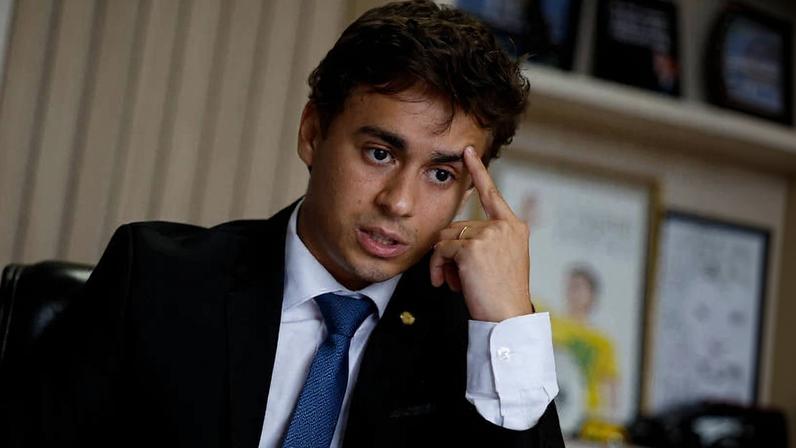 O deputado federal NIkolas Ferreira durante entrevista à Folha em seu gabinete, em fevereiro de 2025.