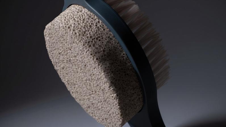 Pedra ou escova, se usadas corretamente, podem ajudar a remover as calosidades, mas atenção a lesões é necessária