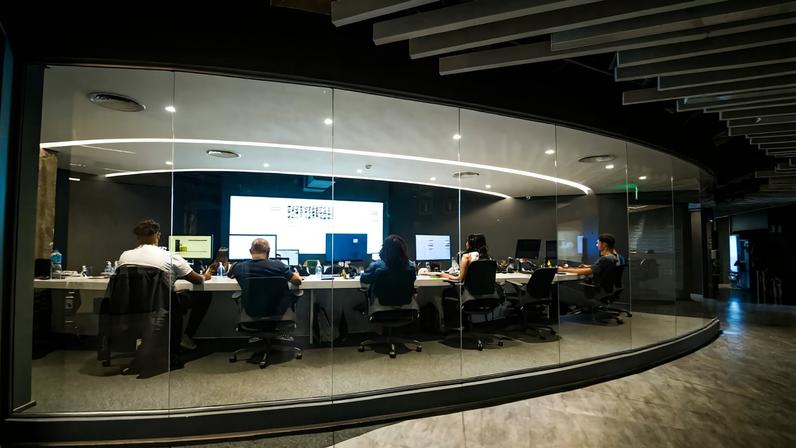 Centro de controle da Estapar que monitora todos os estacionamentos da empresa
