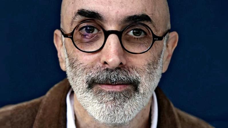 O escritor guatemalteco Eduardo Halfon, fotografado ao vencer um prêmio literário em Paris