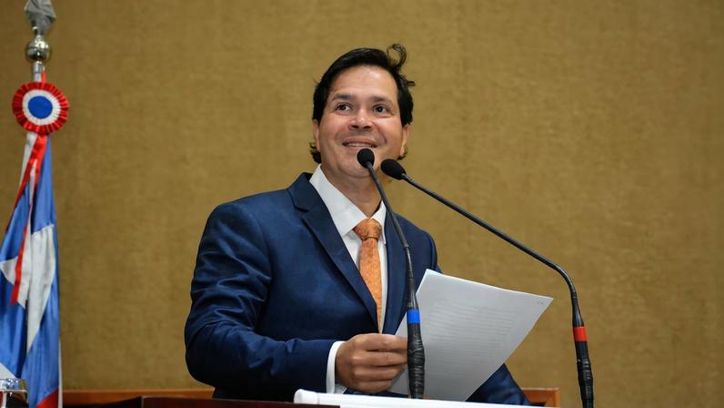 Advogado Daniel Monteiro durante sessão da Assembleia Legislativa da Bahia