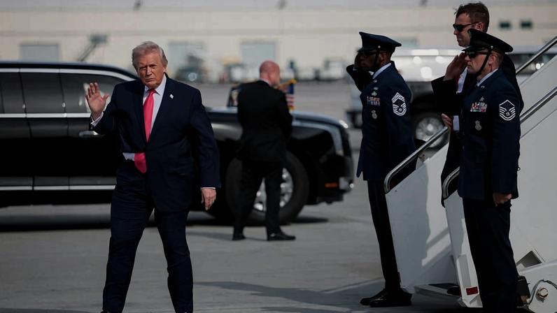 O presidente dos Estados Unidos, Donald Trump, acena ao chegar em aeroporto de Las Vegas